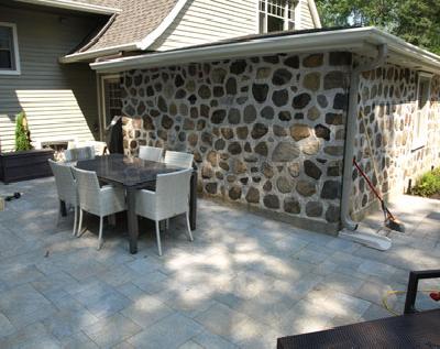 Vaste gamme de pavés, dalles, marches et bordures