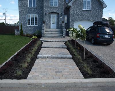 Vaste gamme de pavés, dalles, marches et bordures